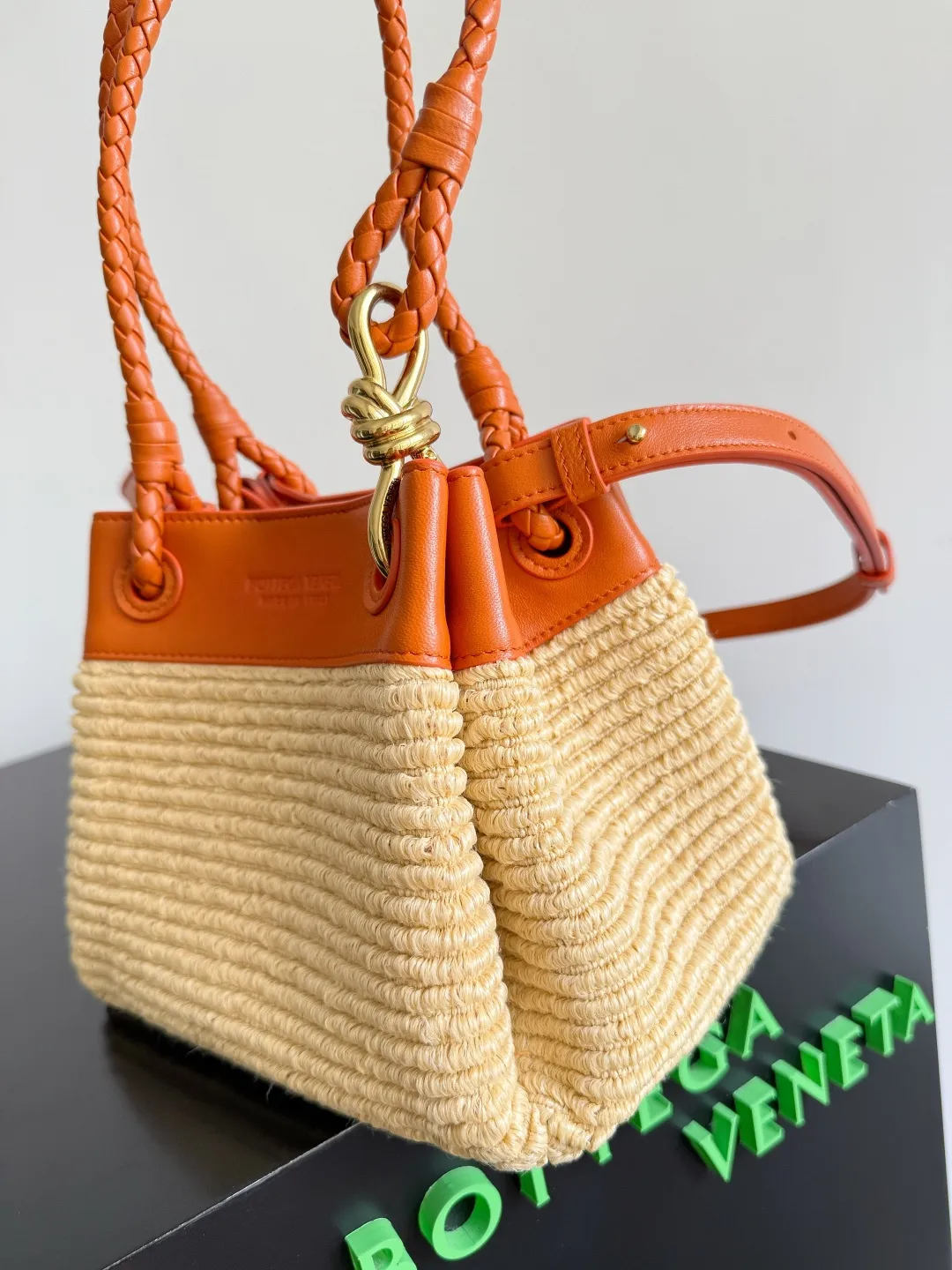 Batch 1960 Encounter BV Summer Romance - New Raffia Bag BV (Bottega Veneta) has always been known for its low-key luxury and exquisite craftsmanship, and this raffia bag fully demonstrates the soul of the brand. The appearance is like a work of art, and the natural raffia woven bag body blends into the gentleness of the summer beach. The iconic fine leather handle contrasts with the raffia, and the details are ingenious ~ giving it a high-end feel! In terms of design, the bag has an elegant shape and is suitable for hand-carrying and cross-body wear. The top leather seal ensures safety and highlights the pursuit of quality. The functions are also very good, the internal space is reasonable, and daily items such as mobile phones and wallets can be easily accommodated. This summer, let BV’s new raffia bag accompany you to interpret your unique taste, let low-key luxury accompany you, and start your exquisite summer travel ~ Style number: 827475 (796569) Size: 20*17*16.5cm
